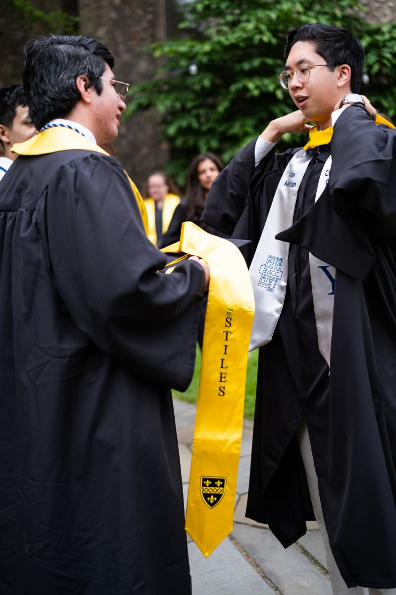Students putting on their Ezra Stiles stoles