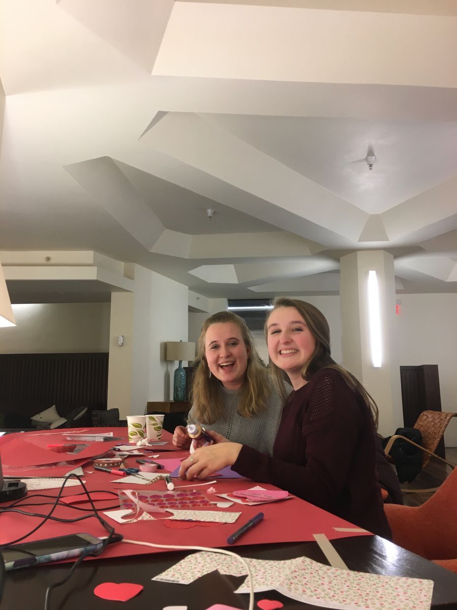 2 friends doing arts and crafts