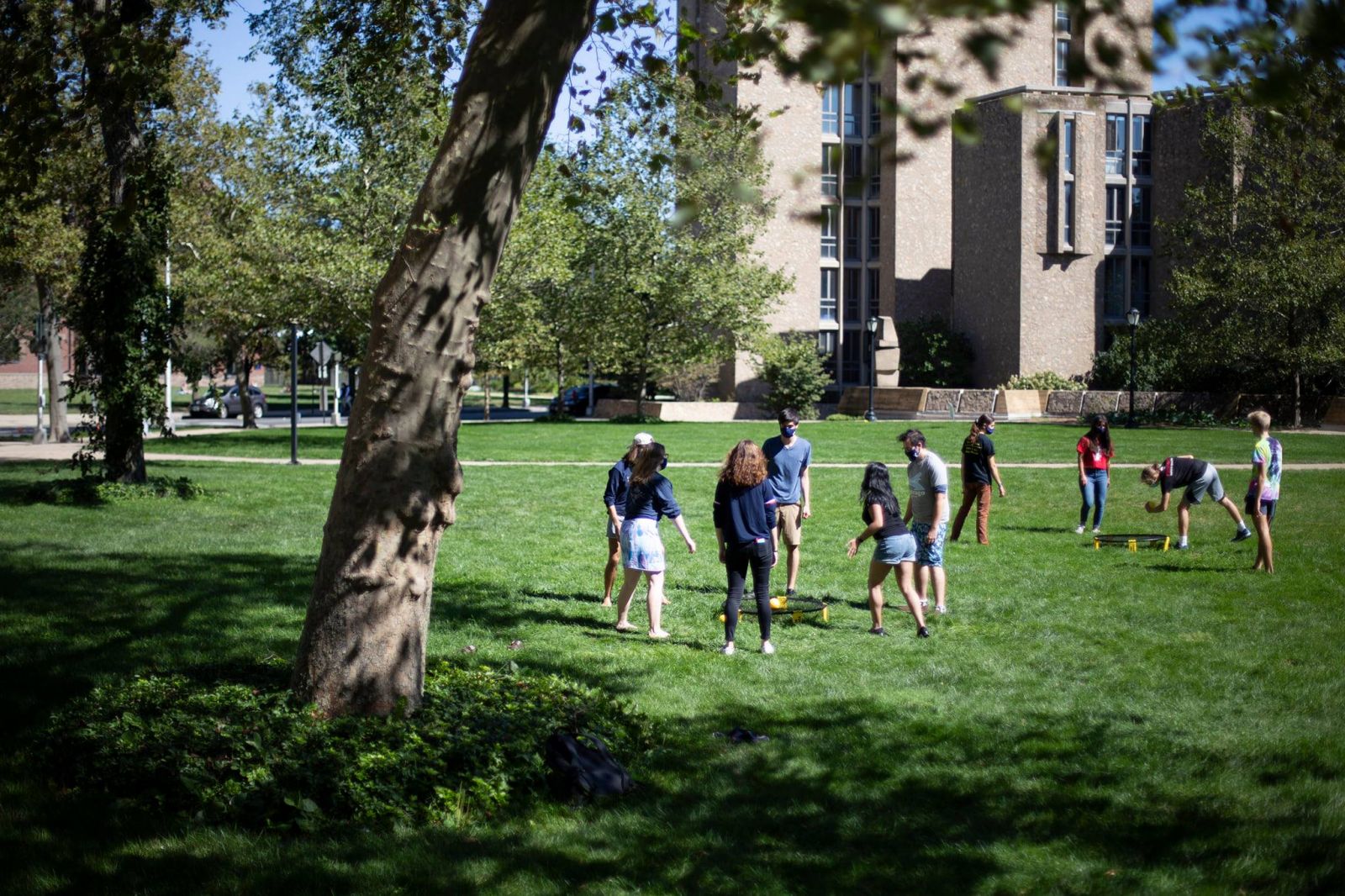 Moose playing spikeball on the Crescent Courtyard Lawn