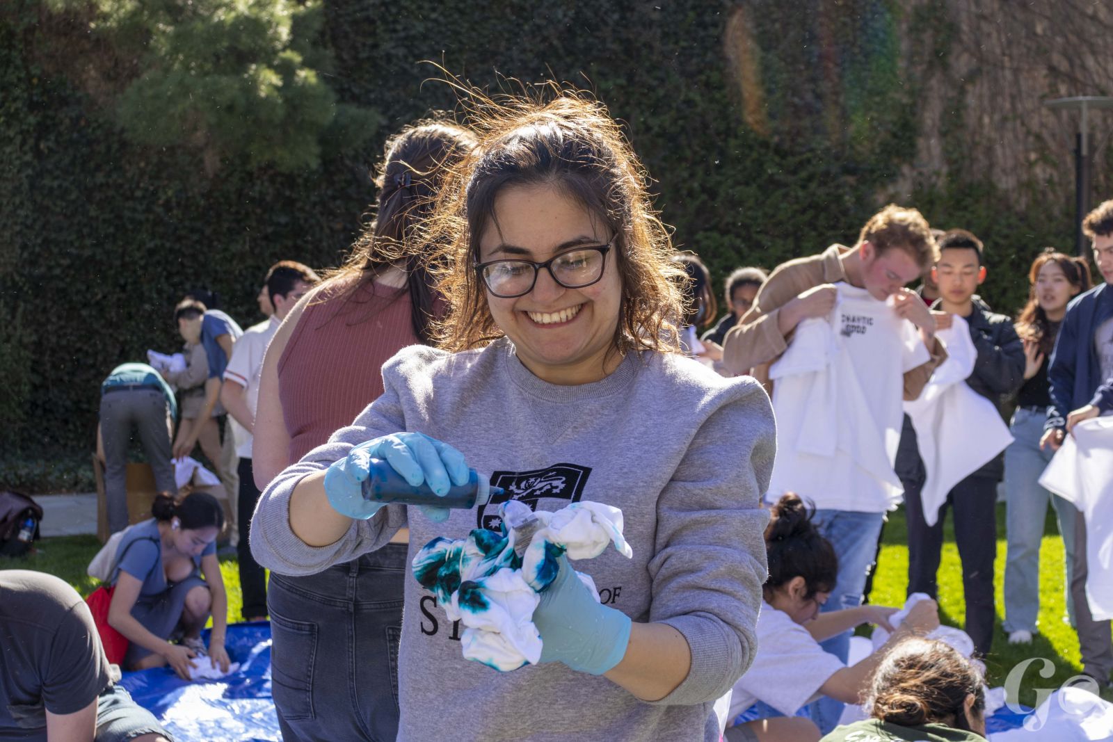 Yale student tie-dyes their shirt with the color teal
