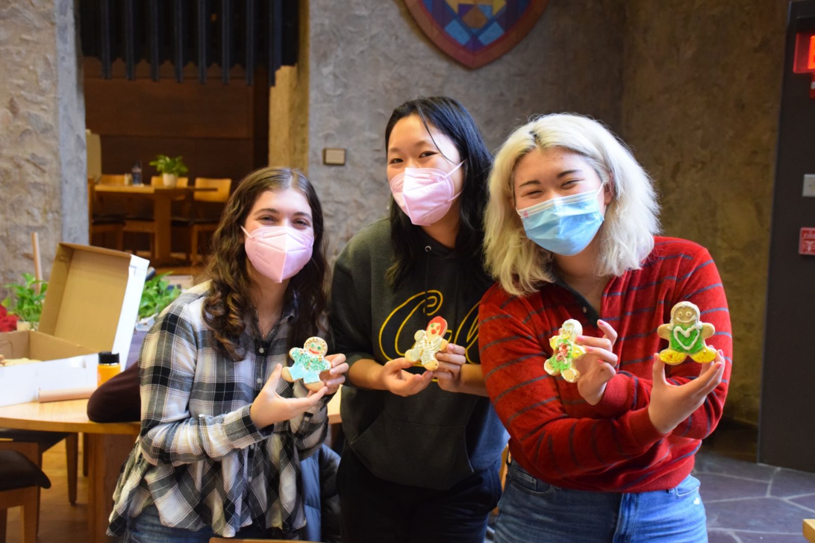 Stilesians decorating gingerbread cookies to have a break from studying