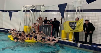 The water polo team posing for the photo in the pool