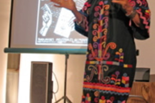 Betita Standing