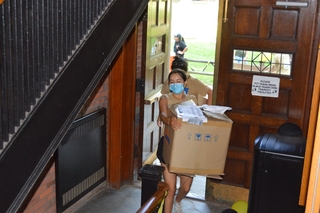 Fall move in volunteer helping students move in to Ezra Stiles